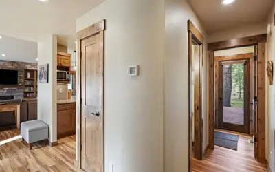 3 Tumalo Home with Wood Burning Stone Fireplace, Hot Tub, and BBQ on the Deck