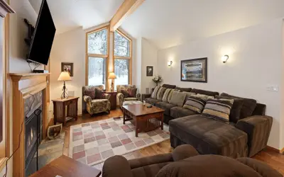 9 Hoodoo Home with XBOX 360 and Private Hot Tub