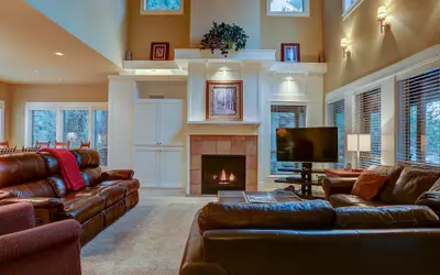 Big Pine Home with Hot Tub Close to Deschutes River Trail