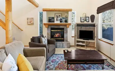 Quiet River Spacious Hood River Home - 30 Day Minimum!