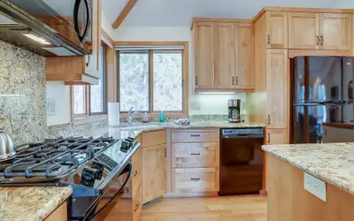 7 Cedar Private Cul-de-sac include Hot Tub with Forest View