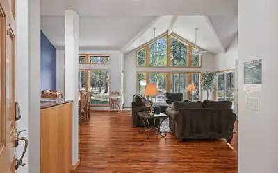 1 Colonial Private Family Vacation Home features Bikes to Explore Sunriver