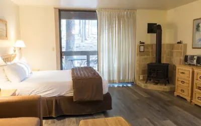 Cozy Studio – Fireplace, Full kitchen, Walk to the Village