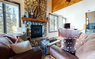 Bridges Townhome 5 Large, Remodeled Mountain View Townhome with Private Jacuzzi, Steps to Eagle Lodge