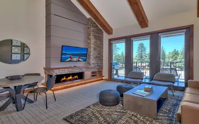 Luxury Residence - Gondola across the Street