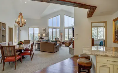 Elegant 2 BR Condo - Walk to Chairlift!