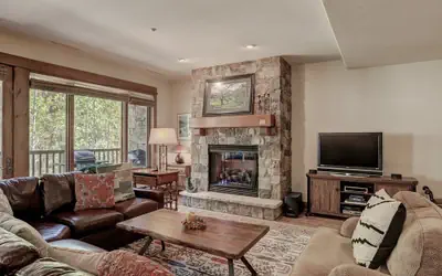 Elegant 3BR Condo, steps from the Chairlift!