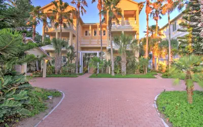 Manu Kai - Beachfront House with private pool and hot tub