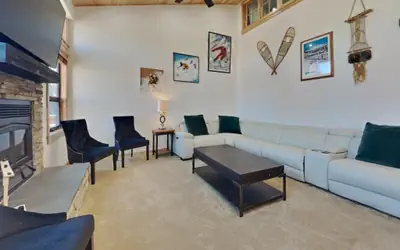Spacious Slopeside 3 Bedroom with Loft PLUS Onsite Ski and Snowboard Rentals! (Unit 692 at 1849)