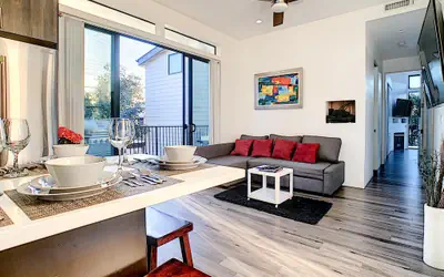 2nd Story Masterpiece in Venice Beach-Sleeps 5