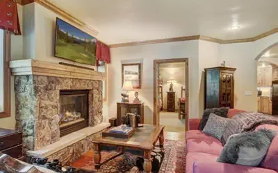 Cozy & Central Arrowhead Village Townhome