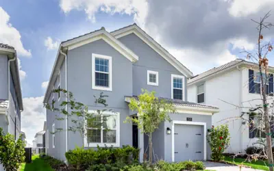 5 bedroom home with hot tub!