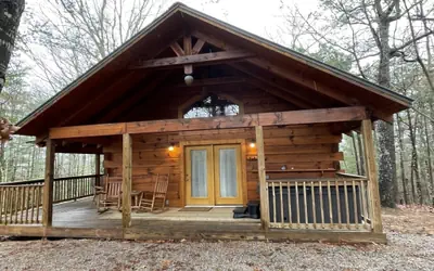 Laurel Wood - Hot Tub, King Bed, Dog Friendly!