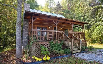 Leave the stress behind!- private hot tub, pet and motorcycle friendly, let peace and nature surround you!