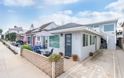 Remodeled Gem Balboa Island Beach House: 129 Opal