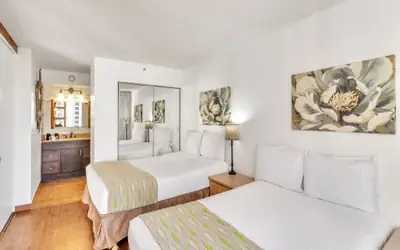 19th Floor Condo with Lanai & Sea Views - FREE Parking!