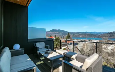FOUR Condo with Columbia River Gorge View and Hot Tub
