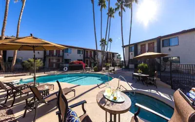 1 bedroom apartment with hot tub!