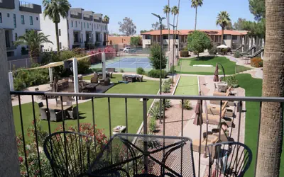 1 bedroom apartment with hot tub!