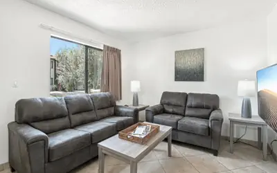 1 bedroom apartment with hot tub!