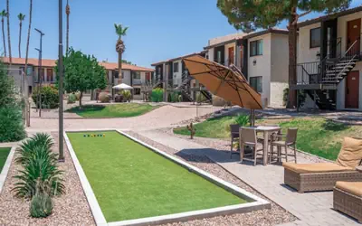 1 bedroom apartment with hot tub!