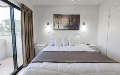 1 bedroom apartment with hot tub!