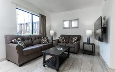 1 bedroom apartment with hot tub!