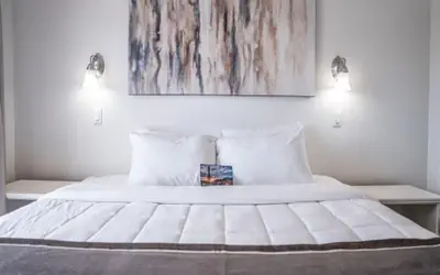 1 bedroom apartment with hot tub!