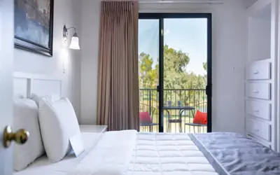 1 bedroom apartment with hot tub!