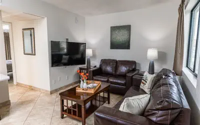 1 bedroom apartment with hot tub!