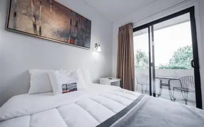 1 bedroom apartment with hot tub!