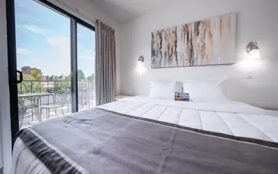 1 bedroom apartment with hot tub!