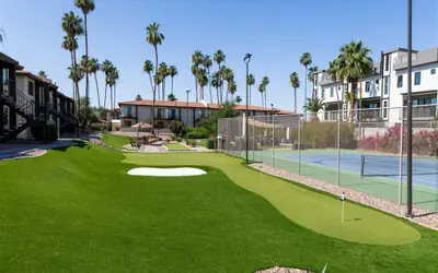 1 bedroom apartment with hot tub!