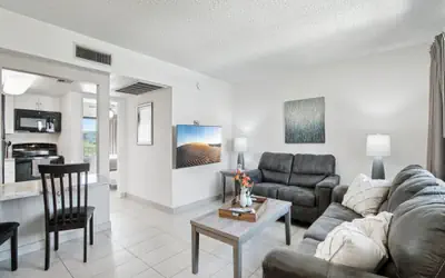 1 bedroom apartment with hot tub!