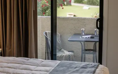 1 bedroom apartment with hot tub!