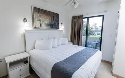 1 bedroom apartment with hot tub!