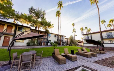 1 bedroom apartment with hot tub!