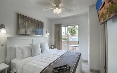 1 bedroom apartment with hot tub!