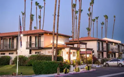 1 bedroom apartment with hot tub!