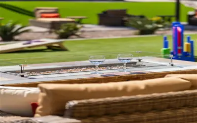 1 bedroom apartment with hot tub!