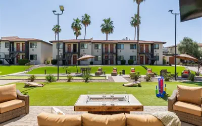 1 bedroom apartment with hot tub!