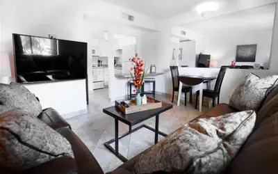 1 bedroom apartment with hot tub!