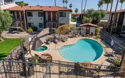 1 bedroom apartment with hot tub!