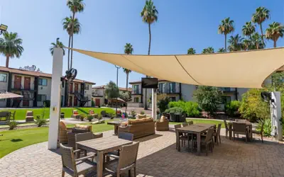 1 bedroom apartment with hot tub!