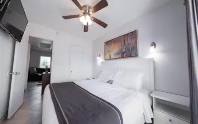 1 bedroom apartment with hot tub!