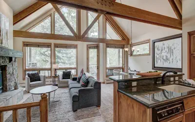 Luxury 4BR Pines Townhome amongst the peace and quiet