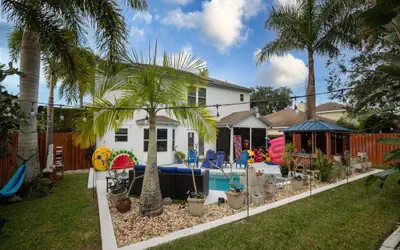 Gorgeous Urban Oasis with Hot Tub, HEATED POOL and Private Movie Theater