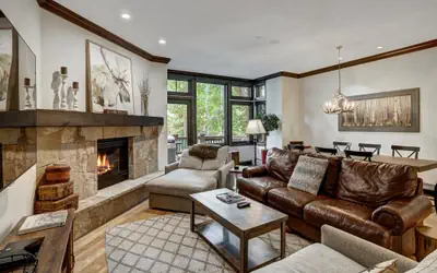 Cozy 3BR Condo - Steps from the lift!