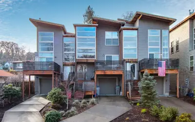 Sophisticated Urban Loft Townhouse with BBQ on the Deck