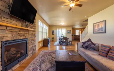 Redtail 3 Bedroom with Spacious Kitchen and Covered Back Deck - 30 Day Stay